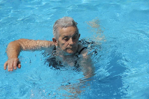 Starší žena v bazénu — Stock fotografie