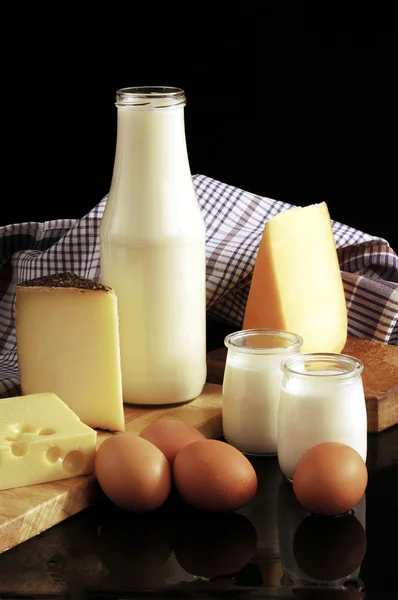 Produkty mleczarskie mleko i ser, jogurt, tradycyjne — Zdjęcie stockowe