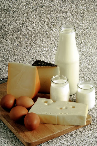 Produtos lácteos - leite e queijo — Fotografia de Stock