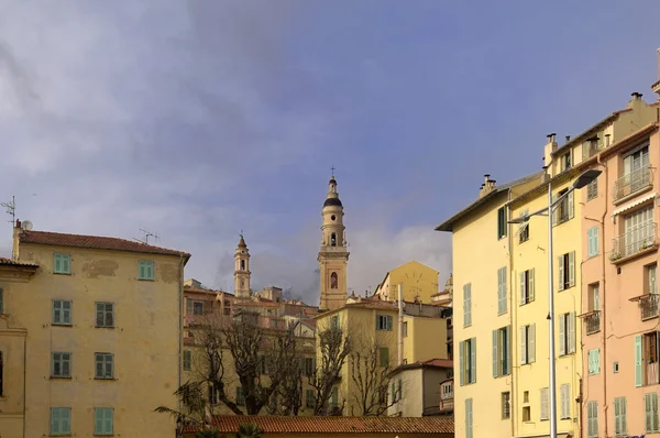 Colorhouse házak és harangláb, Menton, Franciaország. — Stock Fotó