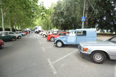 Klasik araba şovu, geçit töreni, park edilmiş arabalar.