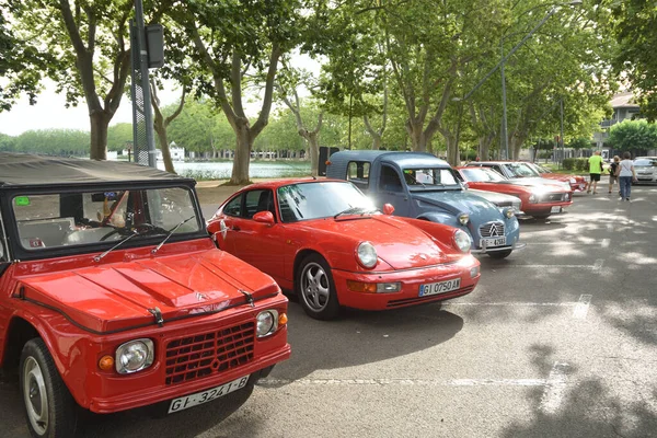 Klasik araba şovu, geçit töreni, park edilmiş arabalar.