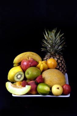 Beyaz üzerine ayrılmış meyveler