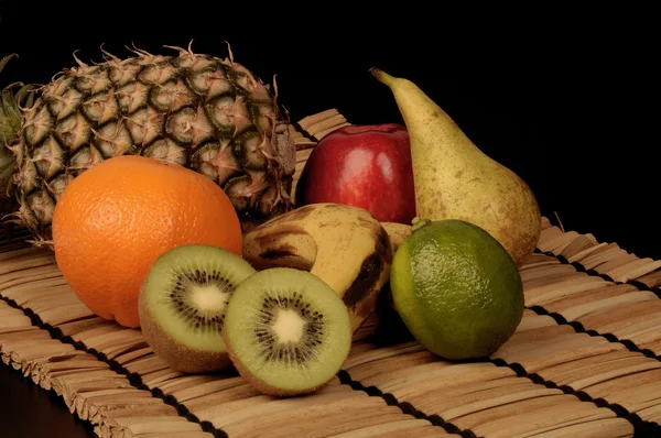 Groenten en fruit zwarte achtergrond — Stockfoto
