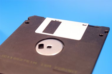 Disket üzerinde mavi bir arka plan izole