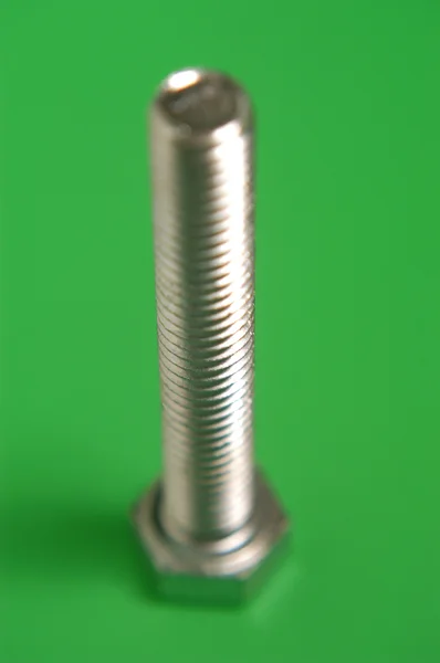 Tornillo aislado en verde — Foto de Stock