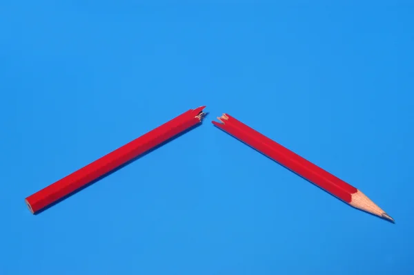 Dos ladrillos dos ladrillos aislados sobre un fondo azul — Foto de Stock