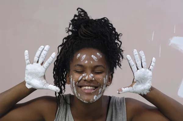 Jovem menina pintura e sujidade — Fotografia de Stock