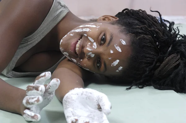 Jovem menina pintura e sujeira, menina africana — Fotografia de Stock