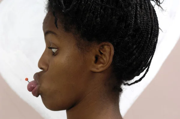 Εφηβικό κορίτσι με ένα διάτρητο, αφρικανικής κορίτσι — Φωτογραφία Αρχείου