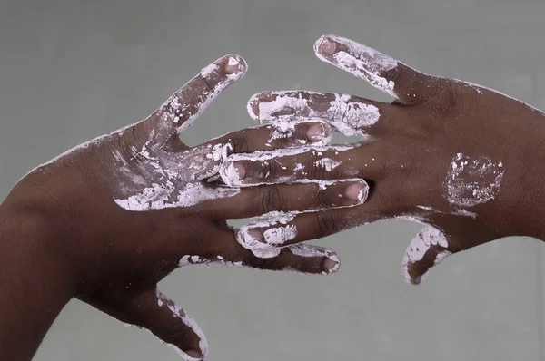 Chica con las manos sucias pintura, chica africana —  Fotos de Stock