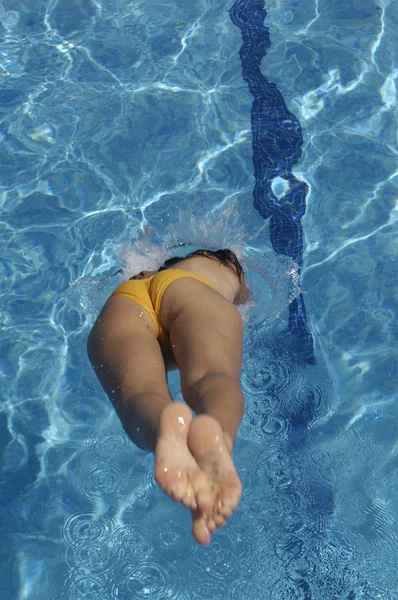 夏の日のプールでジャンプの女の子 — ストック写真