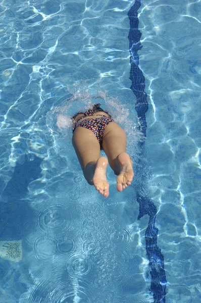 Fille sautant dans la piscine un jour d'été — Photo