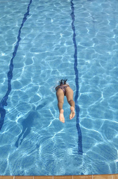 Dívka, která skočila v bazénu, v létě denně — Stock fotografie
