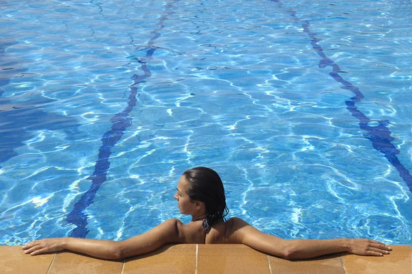 Mädchen am hellen Pool — Stockfoto