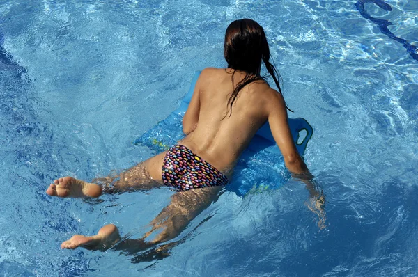 Девушка у бассейна наслаждается летним днем — стоковое фото