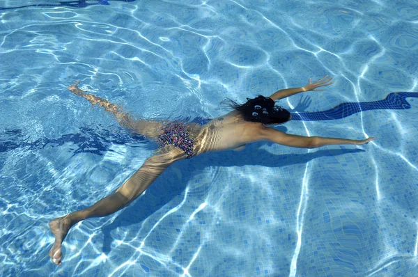 Young girl diving in the pool — Stock Photo, Image