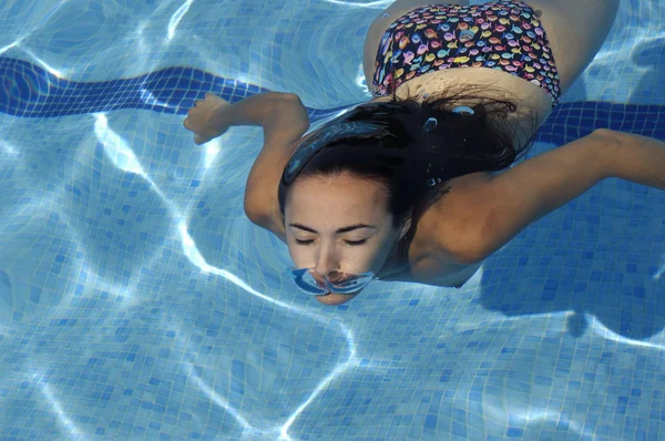 Chica joven buceando en la piscina — Foto de Stock
