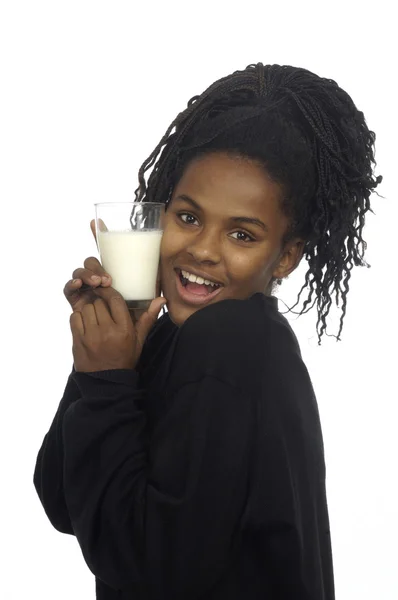 Adolescente ragazza bere latte — Foto Stock