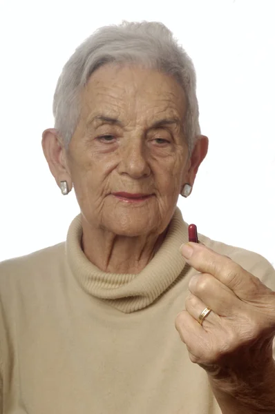 Ανώτερος γυναίκα λαμβάνοντας χάπια — Φωτογραφία Αρχείου