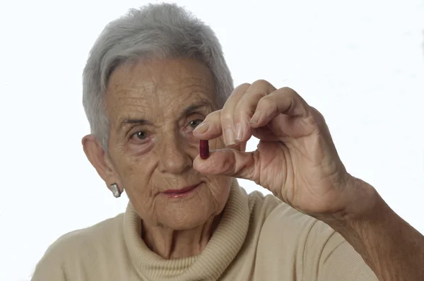 Seniorin nimmt Tabletten — Stockfoto