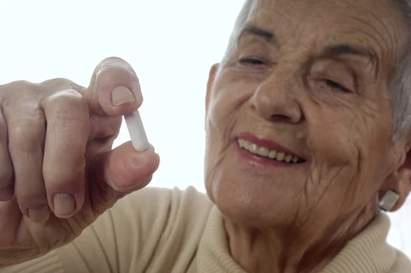 Senior vrouw nemen pillen — Stockfoto