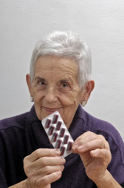Anciana mostrando cápsulas — Foto de Stock