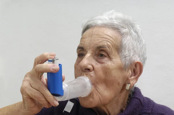 Oude vrouw met een inhaleertoestel — Stockfoto