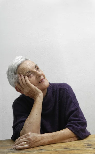 Doordachte oude vrouw gelukkig, — Stockfoto