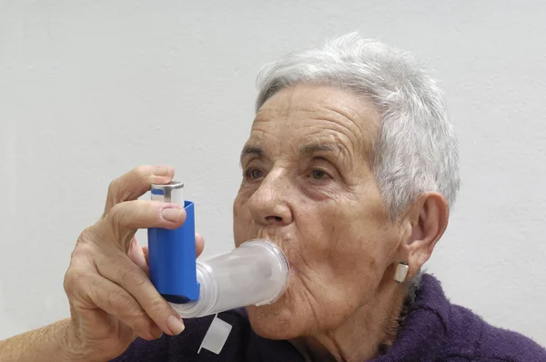 Anciana con inhalador — Foto de Stock