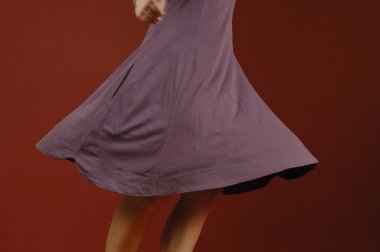 kadın kırmızı bir arka planda dans