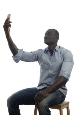 Beyaz arka plan ile adam selfie