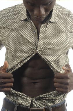 kaslarını gösteren adam