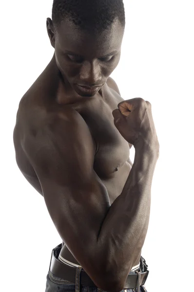 Biceps av en afrikansk man med vit bakgrund — Stockfoto