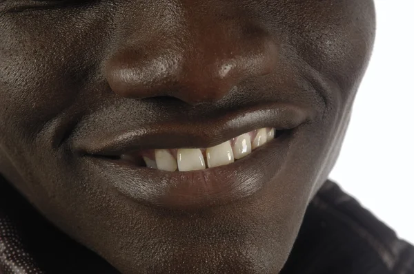 Sorriso, detalhe dos lábios e nariz de um cara preto — Fotografia de Stock