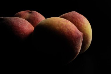 Şeftali siyah arka plan üzerine