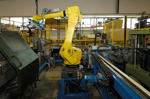 Robot que trabaja en la industria del metal, imagen en color , — Foto de Stock