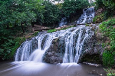 Şelale. Akşamları yamaçtan aşağı su akar. Uzun pozlama