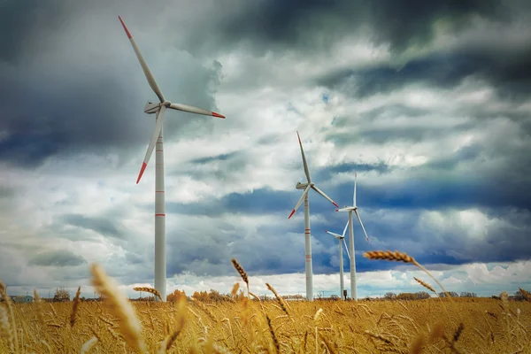 Turbinas generadoras de viento sobre el cielo nuboso - Energía renovable verde —  Fotos de Stock