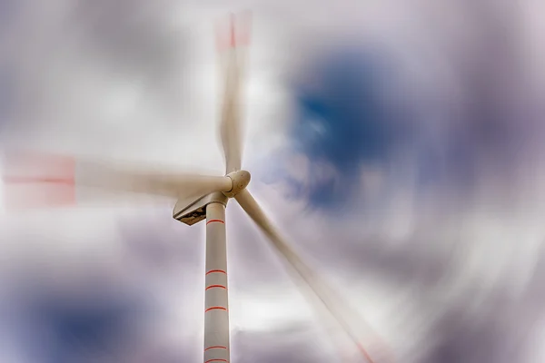 Turbinas Geradoras de Vento sobre o céu em nuvem - Energia Renovável Verde — Fotografia de Stock