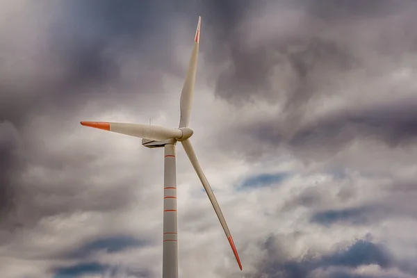 Windkraftanlagen über dem Wolkenhimmel - grüne erneuerbare Energien — Stockfoto