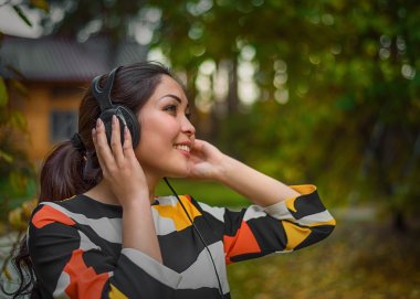 Genç güzel kız mutlu ve dans