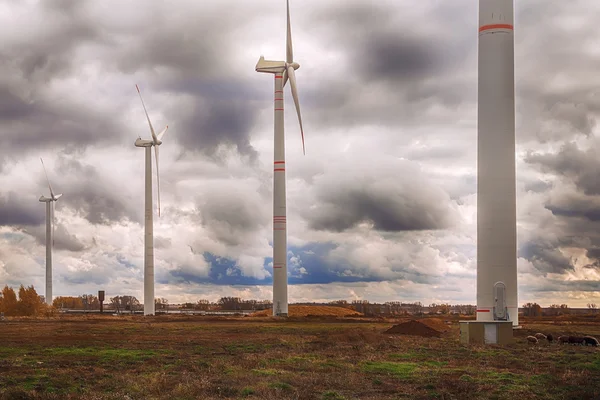 Windkraftanlagen über dem Wolkenhimmel - grüne erneuerbare Energien — Stockfoto