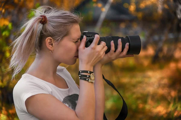 Frumoasa fotografie tânără face fotografii — Fotografie, imagine de stoc