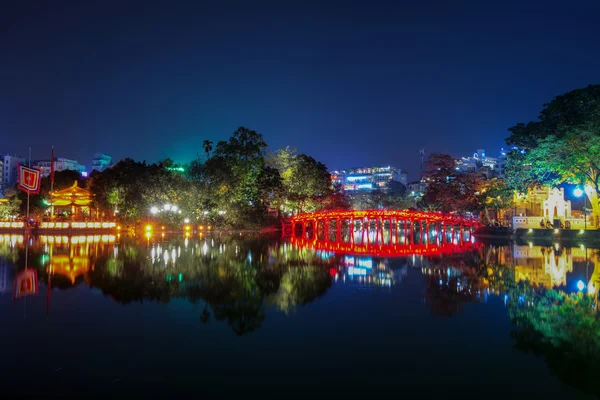 Hoan Kiem Lake v noci v Hanoji — Stock fotografie