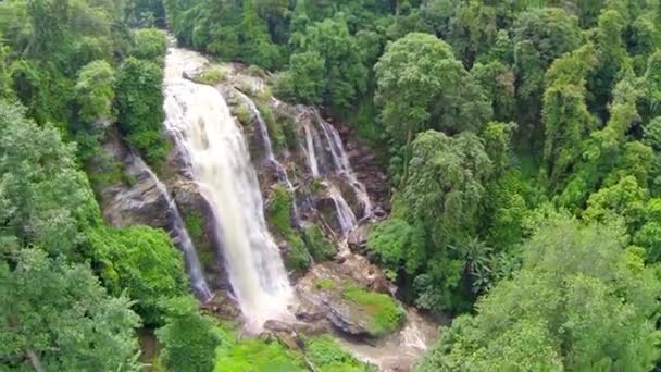 Luchtfoto Shot waterval in Chiang Mai, Thailand. — Stockvideo