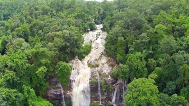 Luchtfoto Shot waterval in Chiang Mai, Thailand. — Stockvideo