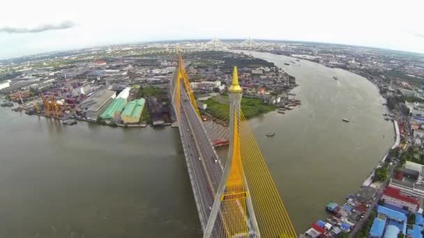 Luchtfoto van het Bhumibol Bridge in Bangkok Thailand. — Stockvideo