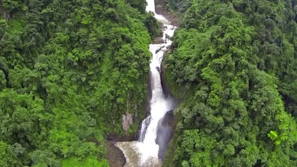 Luchtfoto van het waterval in Thailand. — Stockvideo