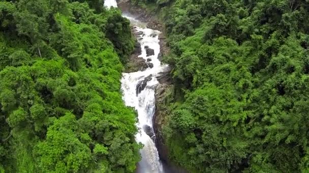 Luchtfoto van het waterval in Thailand. — Stockvideo